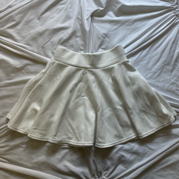 White Skirt Perfect for Summer, Fall and Spring - Picture 1 of 2